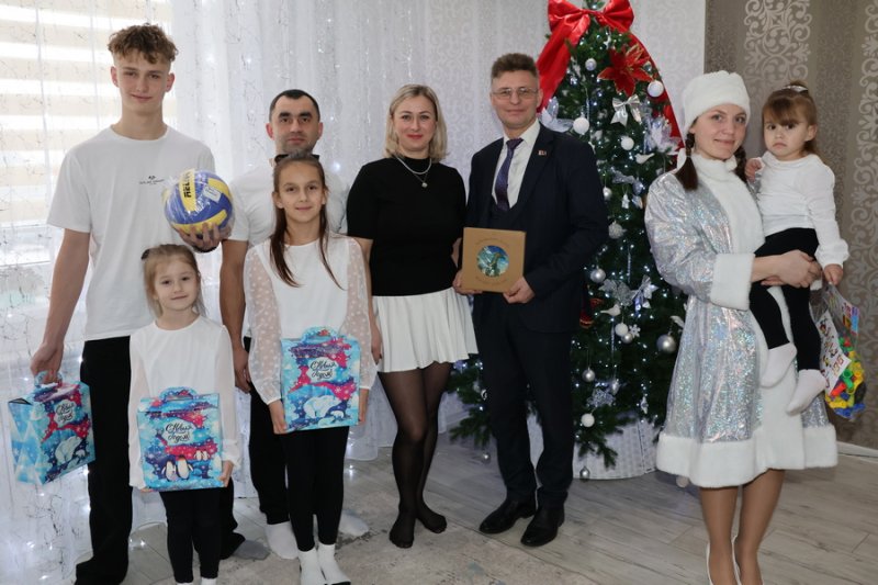 Акция Наши дети набирает обороты Юрий Костоломов посетил многодетную семью Романовских из Зельвы